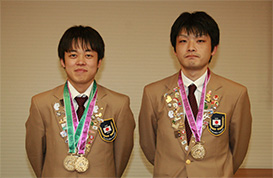 第42回技能五輪国際大会で当社初の2職種同時制覇を達成した宇都宮選手と坂本選手